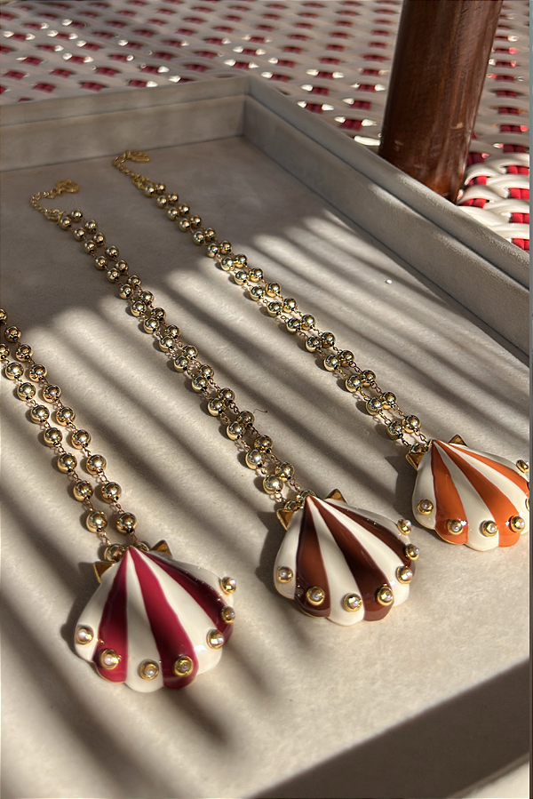 Colar Dourado Bolinhas e Concha Listrada