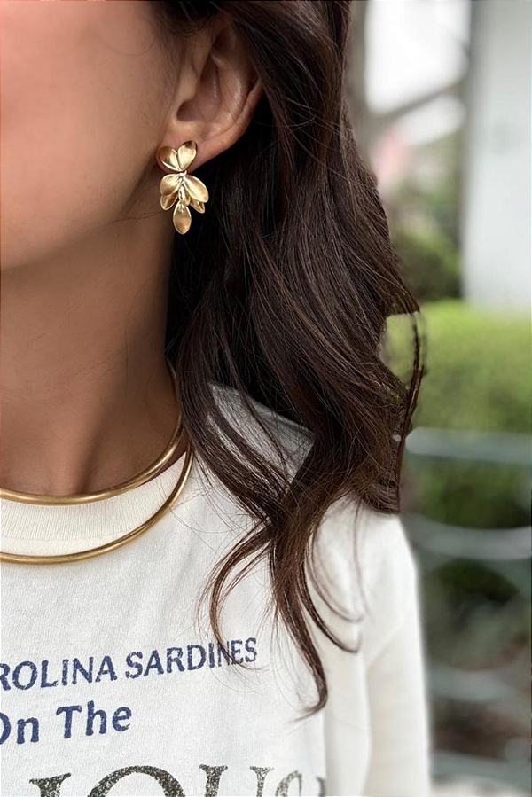 Brinco Flor Escovada Dourado