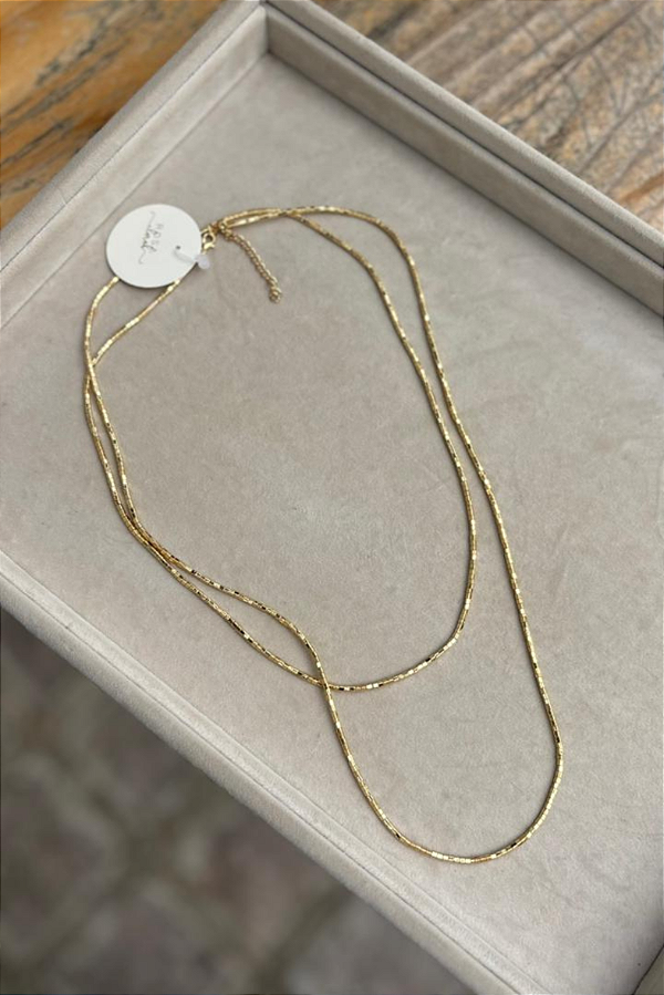 Colar de Canutilhos Longo que permite que seja usado com duas ou três voltas