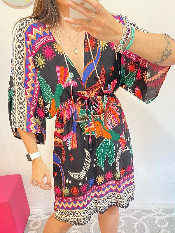 VESTIDO GOLA V ALCINHA TUCANO REMIX (ESTAMPA COMEMORATIVA)