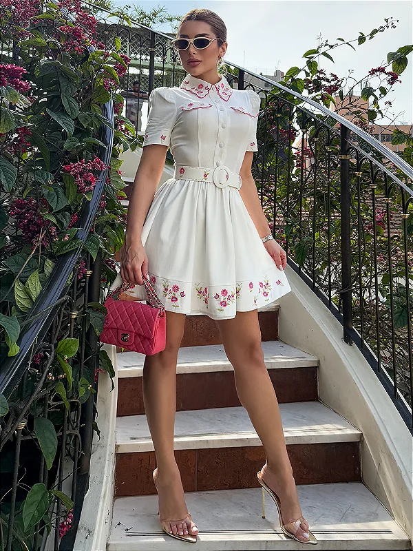 Vestido Curto Off-White Bordado Flor de Lis