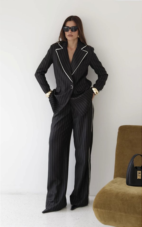 Conjunto em Crepe Alfaiataria Premium Risca de Giz – Blazer e Calça