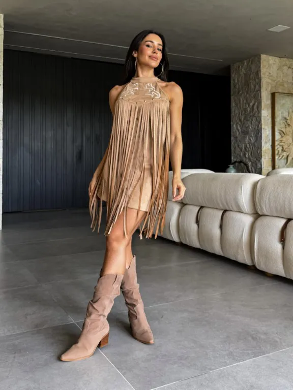 Vestido Curto Suede Bege com Bordado Western e Franjas Duda