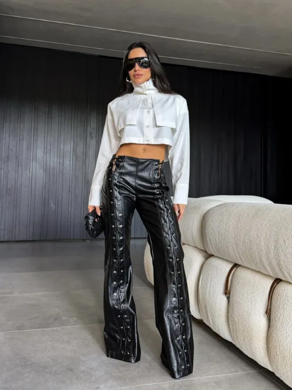 Camisa Cropped Alfaiataria Off White com Sobreposição Quadrada
