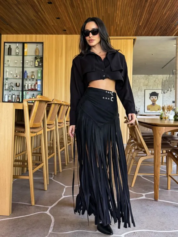Camisa Cropped Alfaiataria Preta com Sobreposição Quadrada