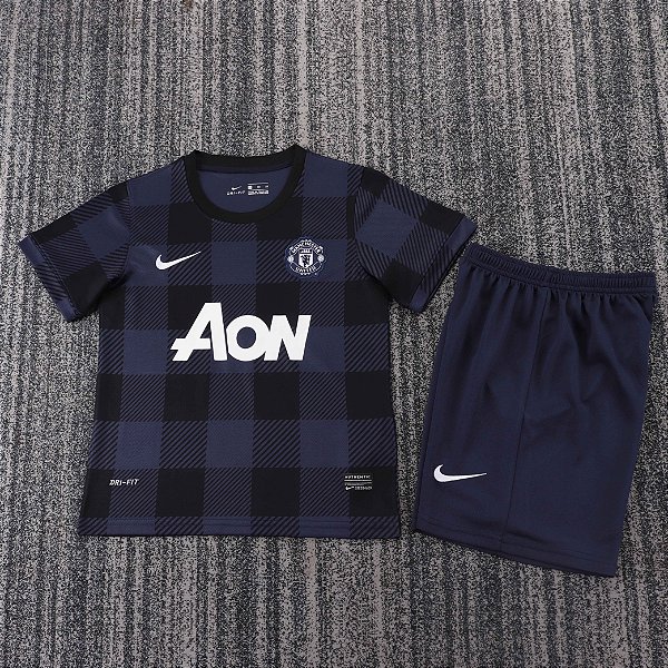 Kit Infantil Manchester United 2 Retrô Camisa e Short 2013 / 2014