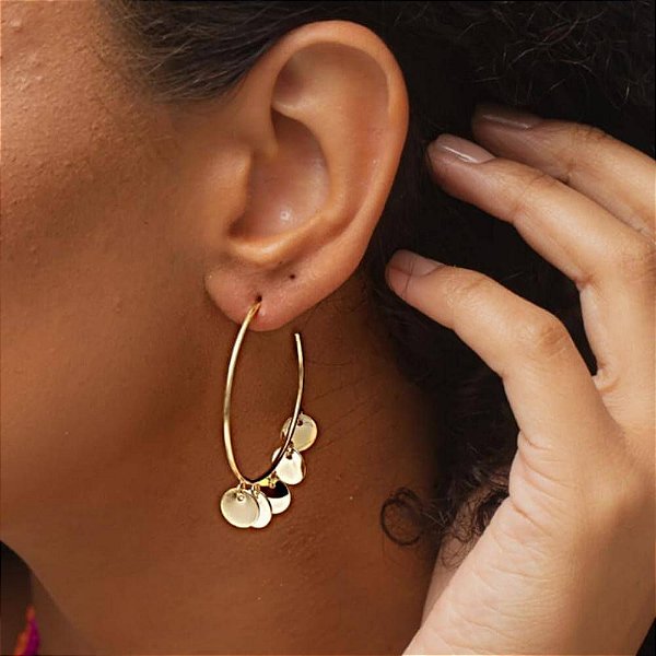 Brinco argola com 5 medalhinhas folheado a ouro 18k