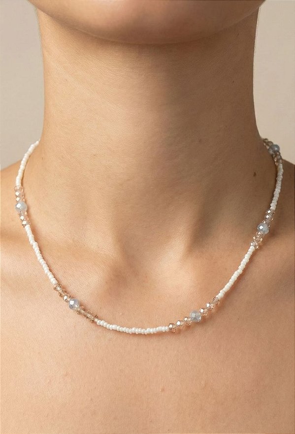 Colar Espuma do Mar – Gargantilha Delicada com Cristais e Miçangas Brancas