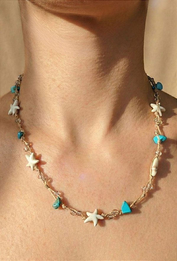 Colar Areia Dourada – Macramê com Turquesas e Estrelas
