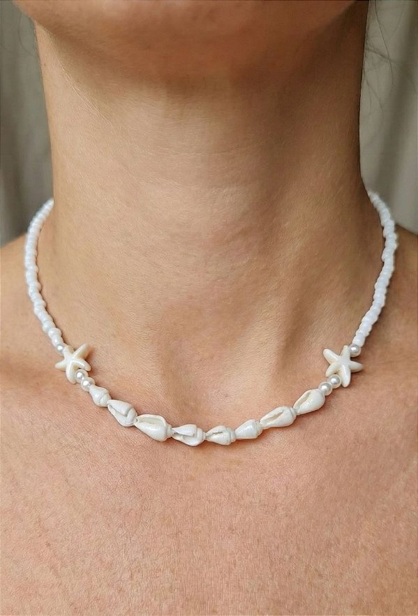 Colar Luz da Praia – Gargantilha Branca com Conchas e Estrelas do Mar