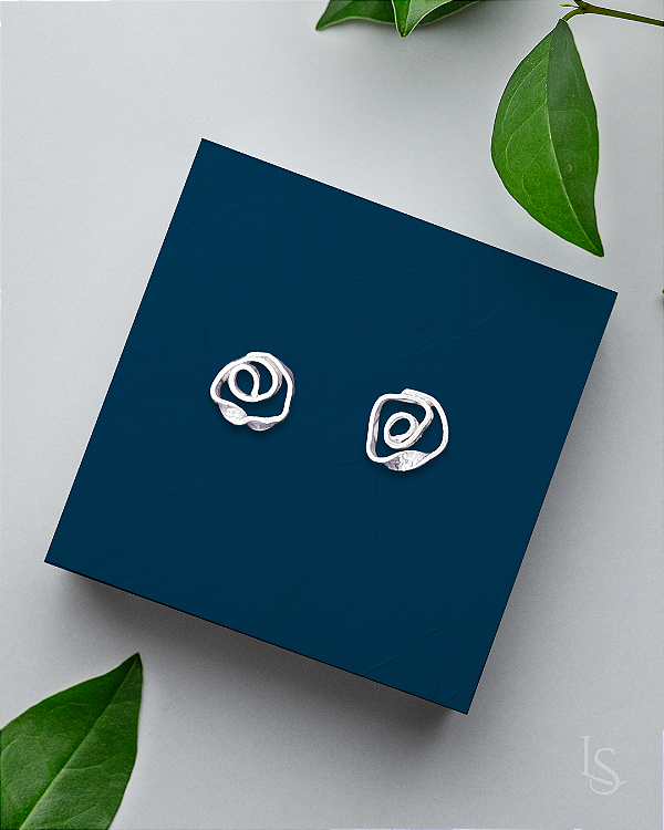 Brinco Mini Rosa em Prata Pura