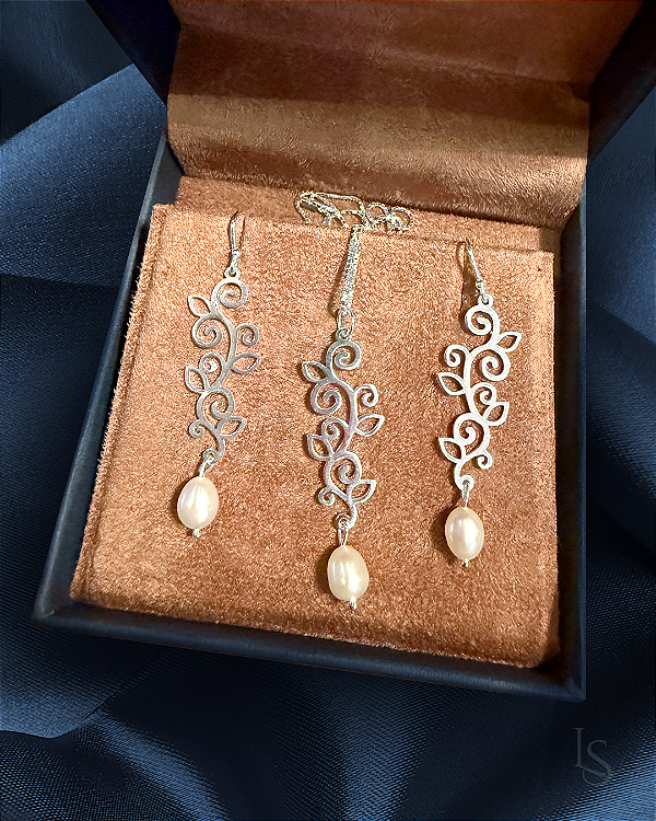 Brinco Arabesco Folhinha de Prata 950 e Perola de Água Doce