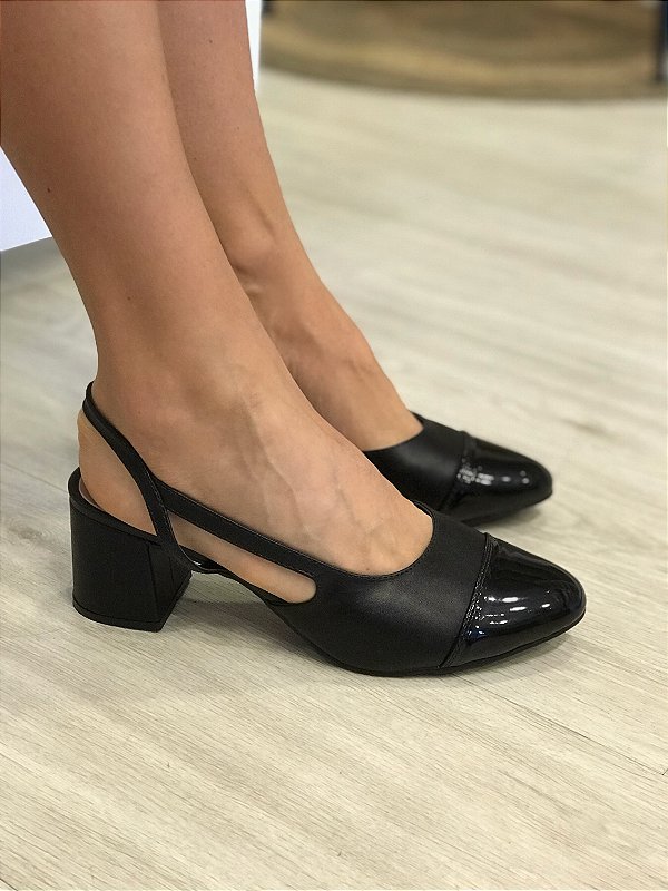 Scarpin bicolor preto salto bloco