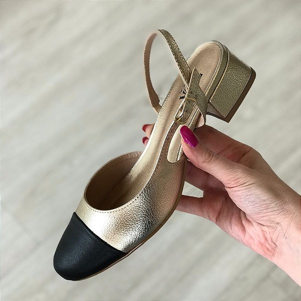 Scarpin slingback salto bloco metalizado dourado