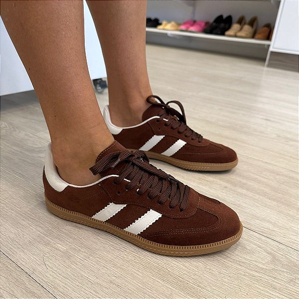 Tênis inspira Samba camurça marrom/branco
