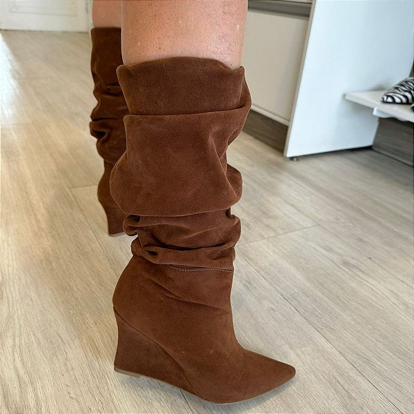 Bota cano médio Slouchy Bianca camurça marrom