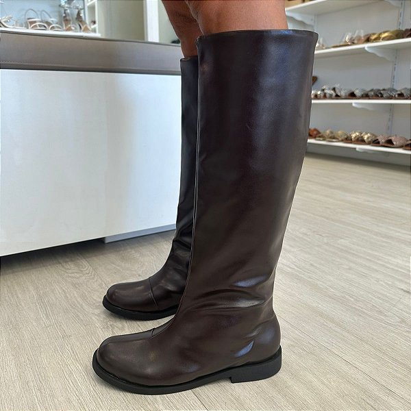 Bota cano longo Leona café