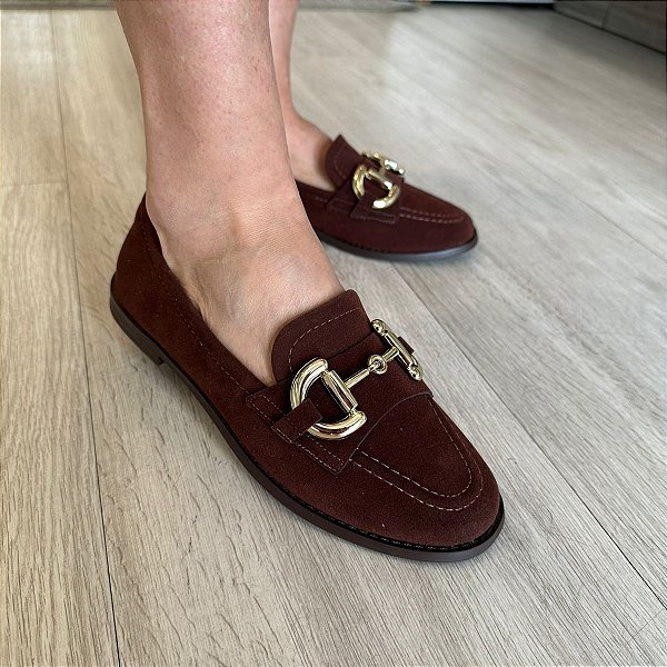 Mocassim Karine camurça café com corrente dourada