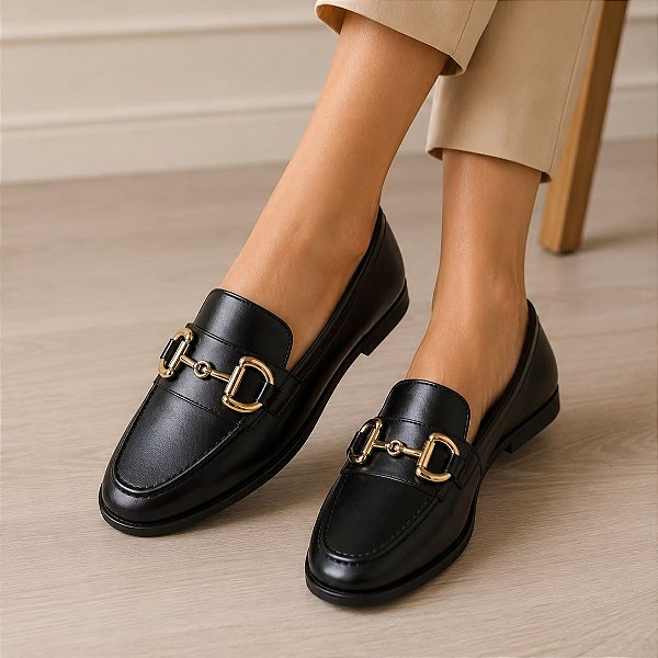 Mocassim Karine preto com corrente dourada