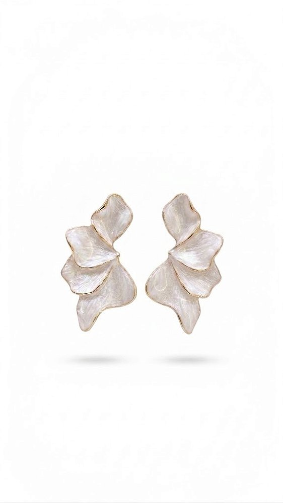Brinco Flor Esmaltado e Resinado Branco Perolado – Banhado a Ouro 18k