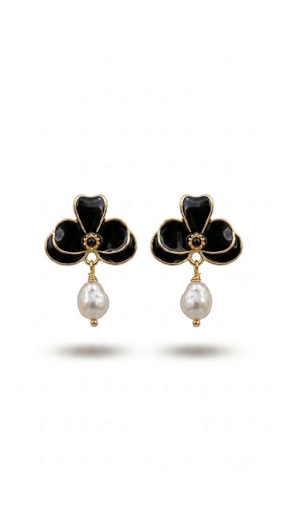 Brinco Flor Esmaltado e Resinado Preto com Pingente de Pérola – Banhado a Ouro 18k