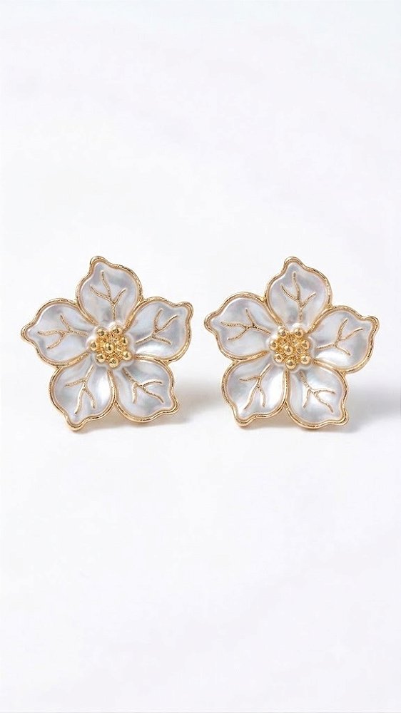 Brinco Flor Esmaltado e Resinado Branco Perolado – Banhado a Ouro 18k
