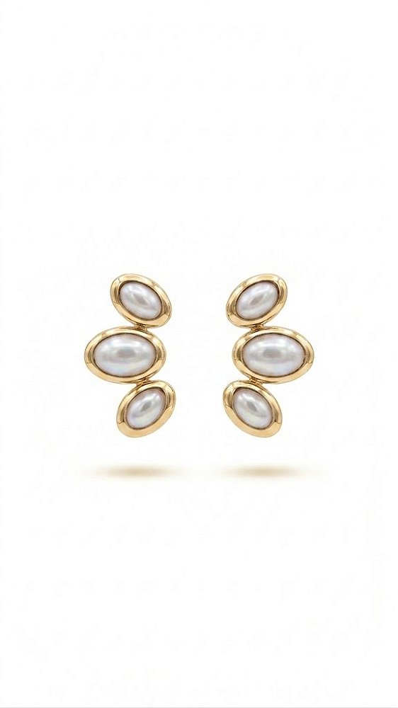 Brinco Meia Petala Esmaltado e Resinado Branco Perolado – Banhado a Ouro 18k