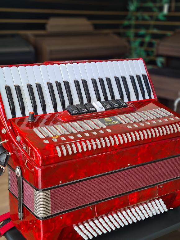 ACORDEON SCHIEFFER 120 BAIXOS VERMELHO PEROLADO (NO ESTADO) PARCELAMOS EM ATE 10X S/ JUROS #PW2961-00d.01