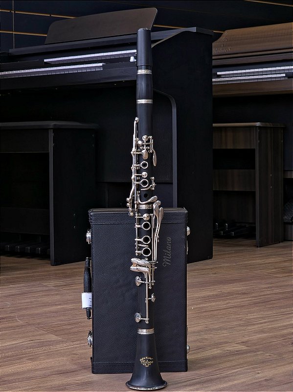 Clarinete em Si bemol c/ 17 chaves da marca Milano - Resina #CL-MILANO-130526