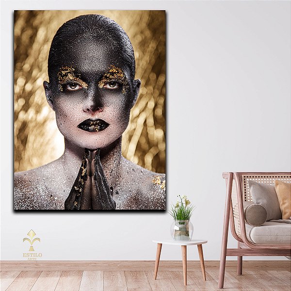 Quadro Decorativo Canvas Mulher com Maquiagem Preto, Dourado e Cinza Rezando Vertical