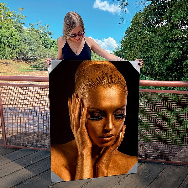 Quadro Decorativo Canvas Mulher com Maquiagem Dourada Mãos no Rosto Vertical