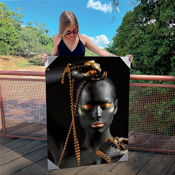 Quadro Decorativo Canvas Mulher Com maquiagem Preta e Dourada com Terço nas mãos Vertical
