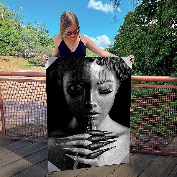 Quadro Decorativo Canvas Mulher Beleza Feminina Preto e Cinza Unhas Grandes Olhos Fechados Vertical