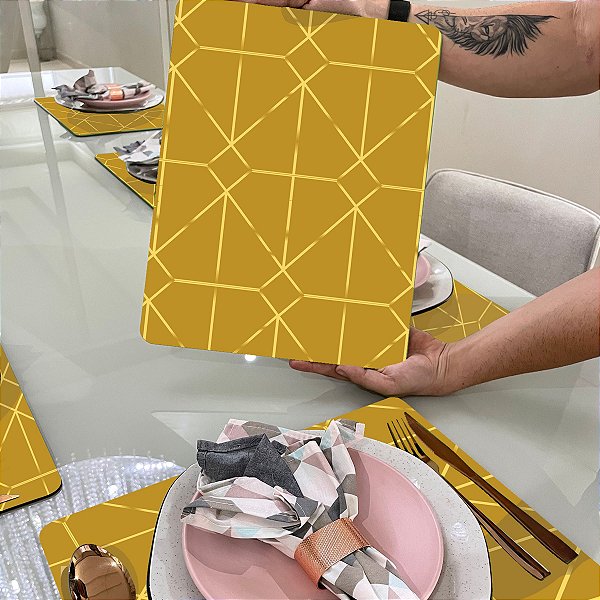 3067] Kit 8 Peças Mesa Posta - 4 Sousplast para Pratos e 4 Porta Copos Geométrico Fundo Amarelo e Dourado
