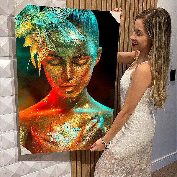 Quadro Decorativo Flutuante Mulher Corpo Dourado Olhos Fechados Vertical