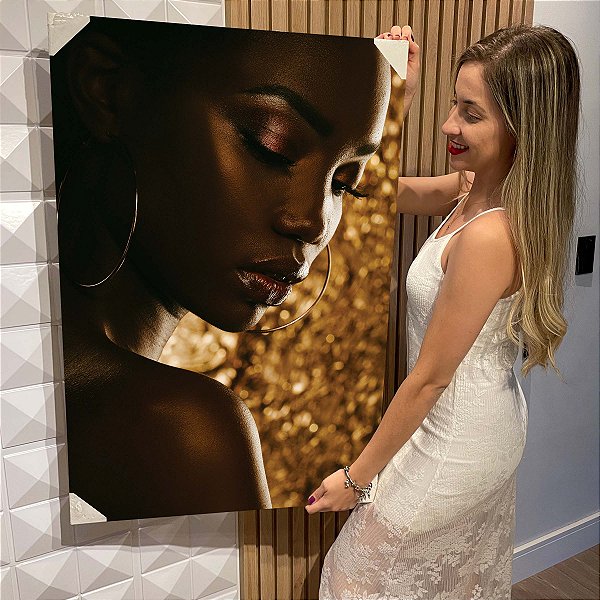 Quadro Decorativo Flutuante Mulher Beleza Feminina Brincos de Argola Gold Vertical