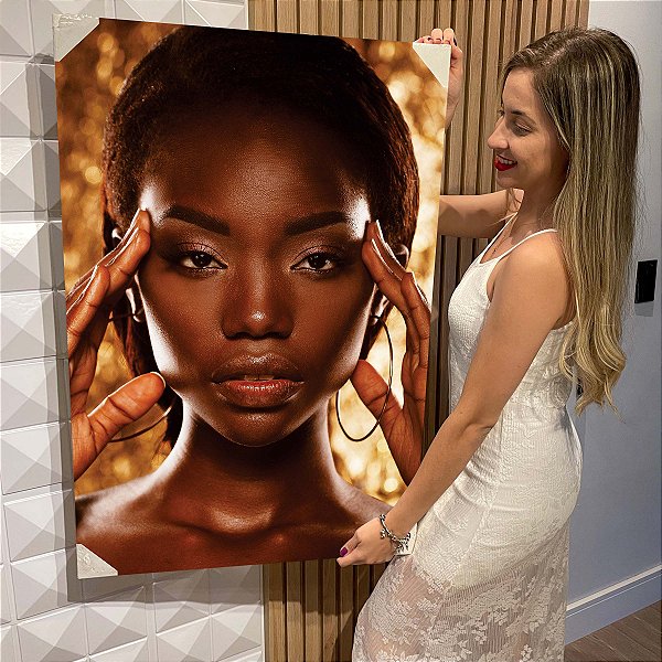 Quadro Decorativo Flutuante Mulher Beleza Feminina Brincos de Argola Gold Mãos no Rosto Vertical