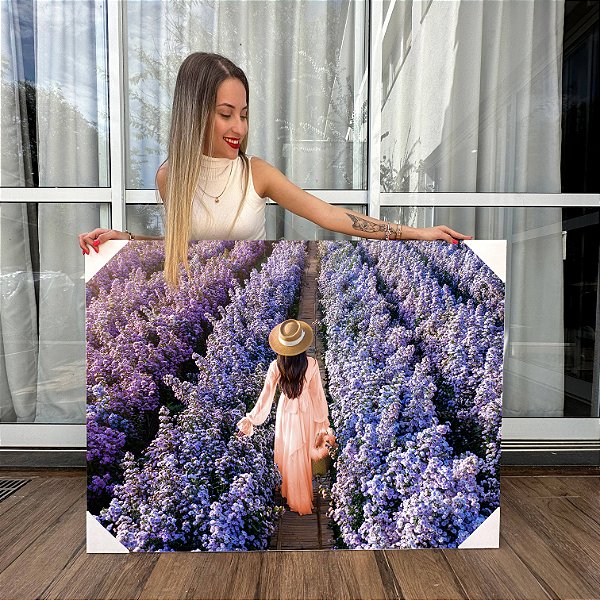 Quadro Decorativo Canvas Mulher Andando Campo de flores Lilás