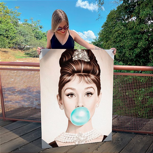 Quadro Decorativo Canvas Audrey Hepburn com Bola de Chicletes Azul Vertical
