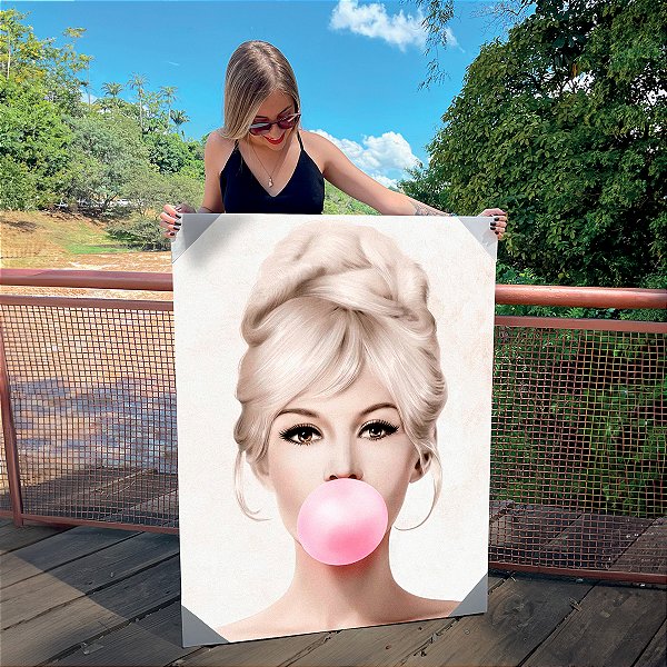 Quadro Decorativo Canvas Brigitte Bardot com Chiclete Rosa Vertical