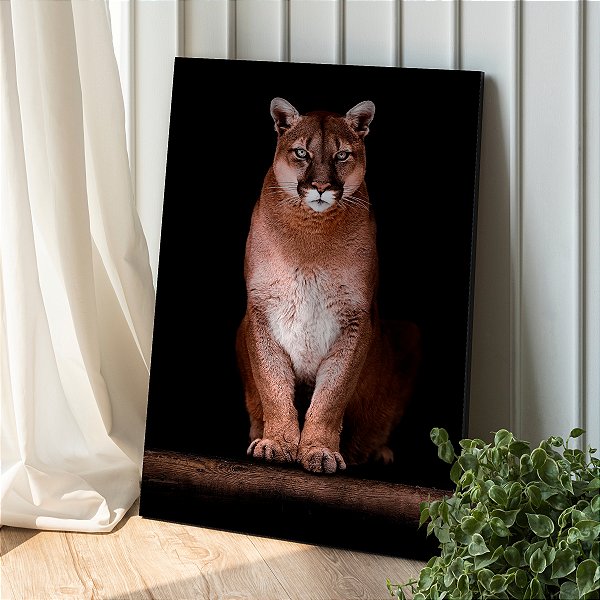 Quadro Decorativo Canvas Animal Selvagem Puma Sentada Fundo Preto Vertical