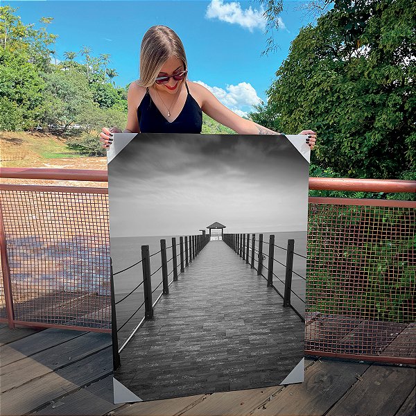 Quadro Decorativo Canvas Paisagem de Ponte ao Mar Preto e Branco Vertical