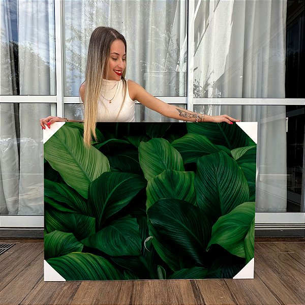 Quadro Decorativo Canvas Composição de Folhas Verdes Vibrantes em Fundo Escuro Horizontal