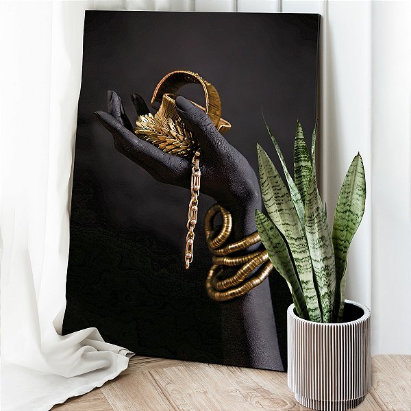 Quadro Decorativo Canvas Mãos com Joias Douradas Fundo Preto