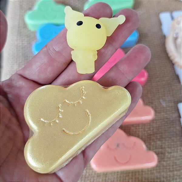 Sabonete Artesanal Nuvem Surpresa com Bichinho Mochi