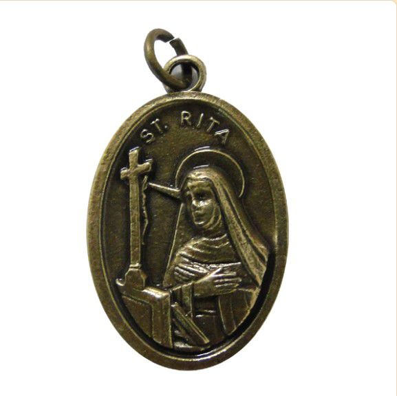 Medalha de Santa Rita em Banho Ouro Velho