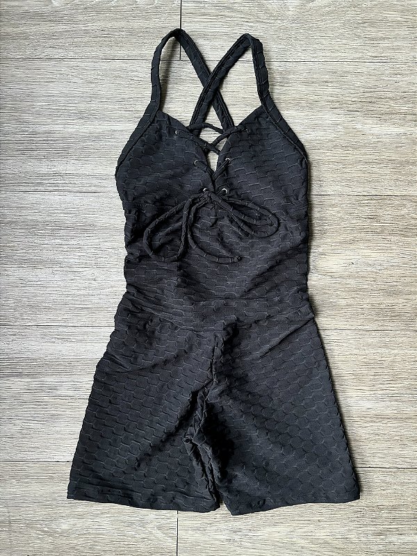 Macaquinho Ilhós Brocado Preto Empina