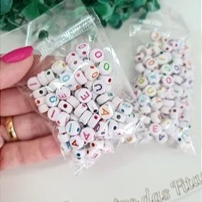 Miçangas Alfabeto Redondo - Branco com Letras Coloridas - só VOGAIS - 20 gramas
