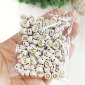 Miçangas Alfabeto Redondo - Branco com Letras Douradas - 20 gramas