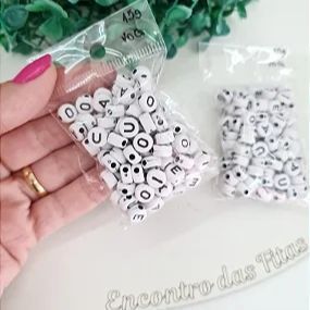 Miçangas Alfabeto Redondo - Branco com Letras Pretas - só VOGAIS - 20 gramas